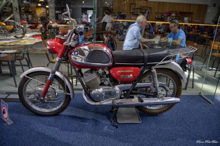1966-Suzuki-T20-01-Réaliste