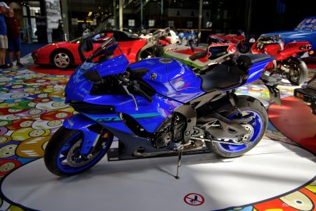 2025-Yamaha-YZF-R1-01